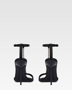 Sandali t-strap in raso nero con castoni ricamati