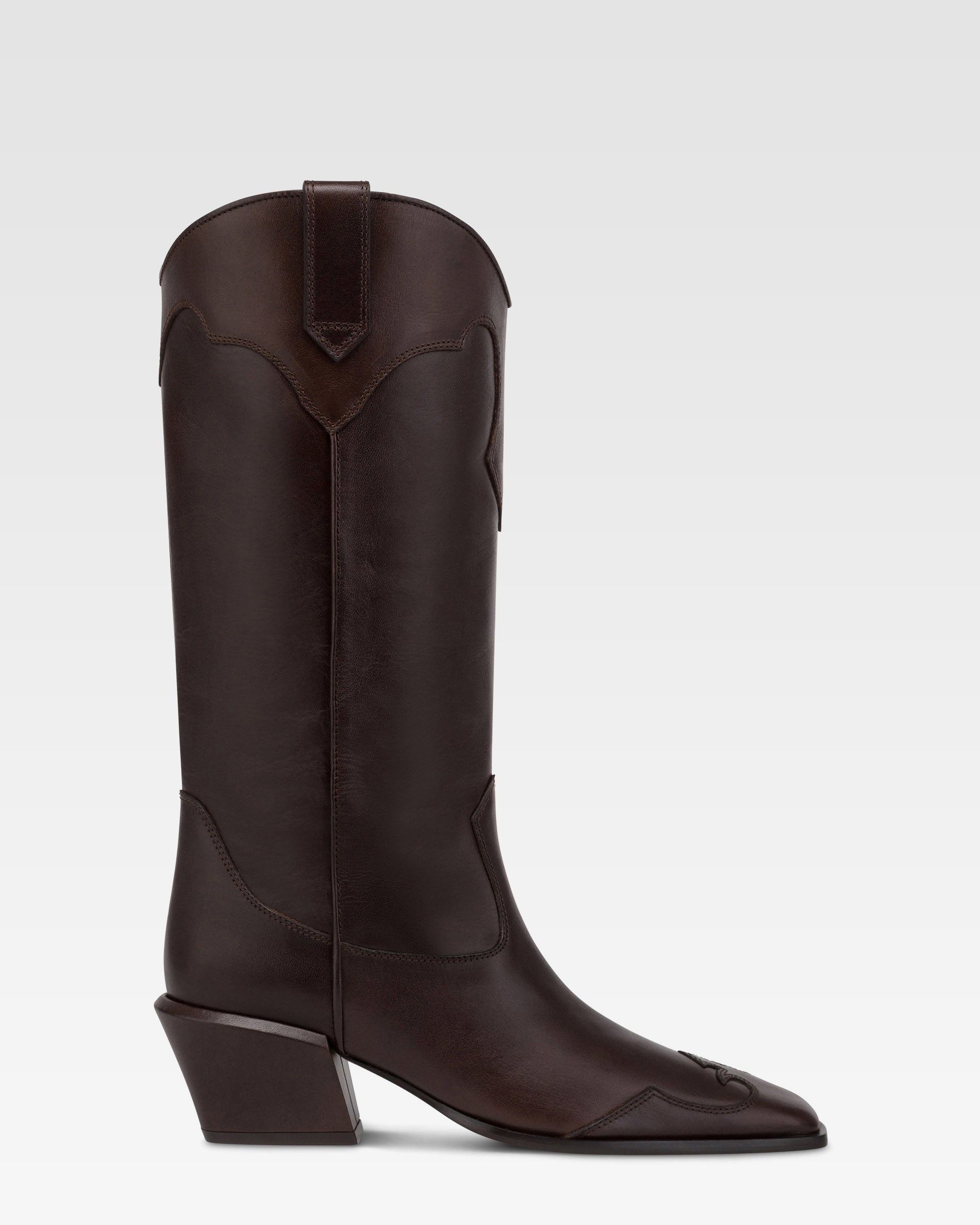 Boots in ebony calf leather.