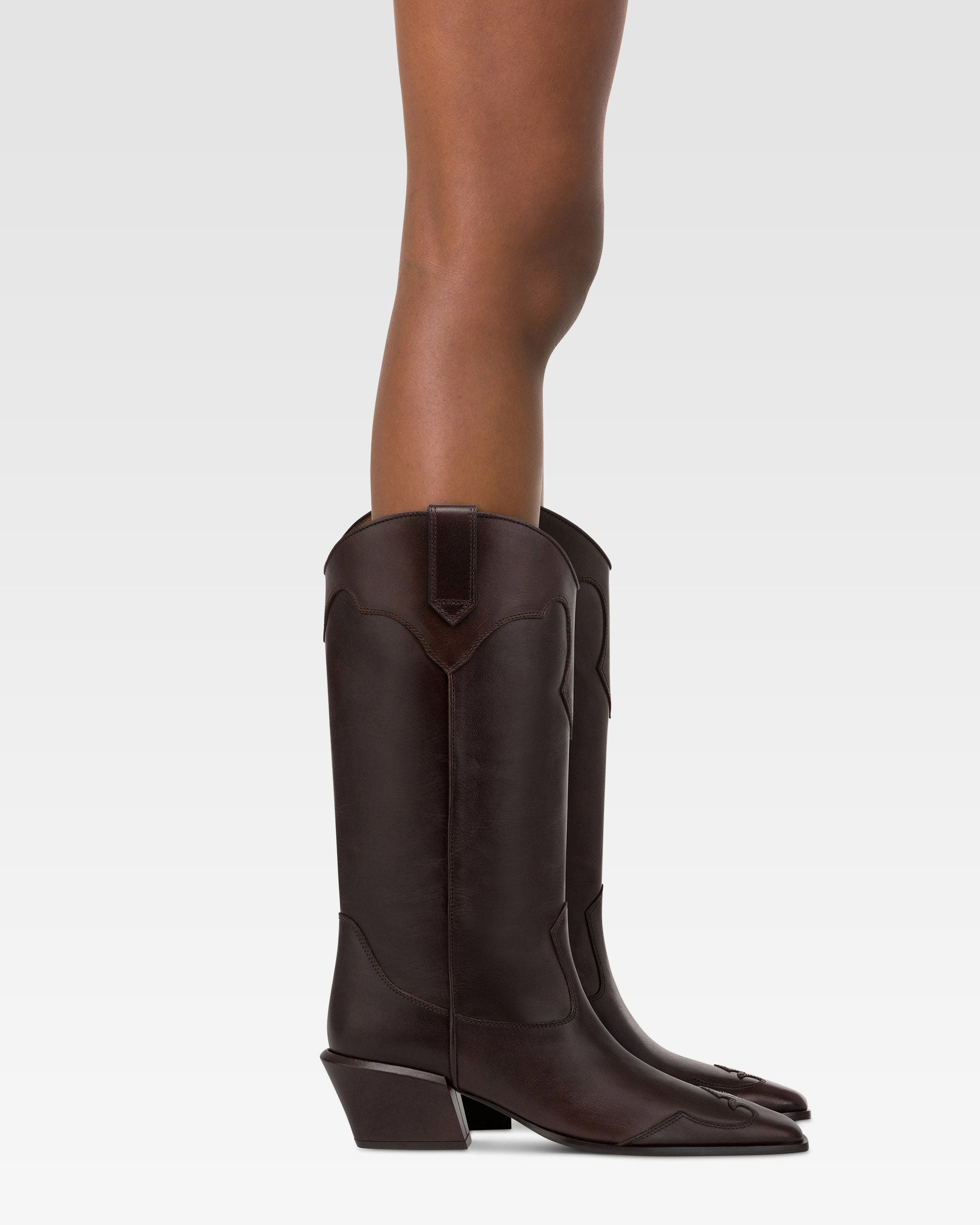 Boots in ebony calf leather.