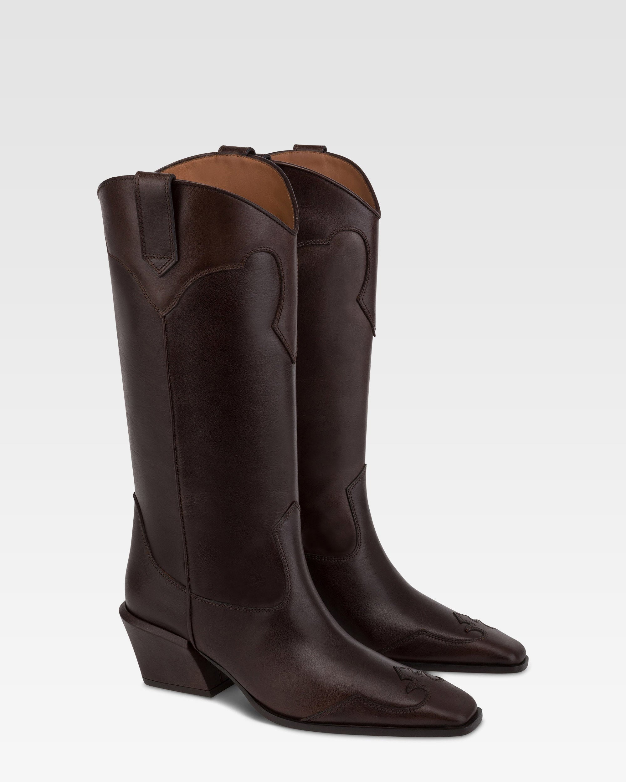 Boots in ebony calf leather.