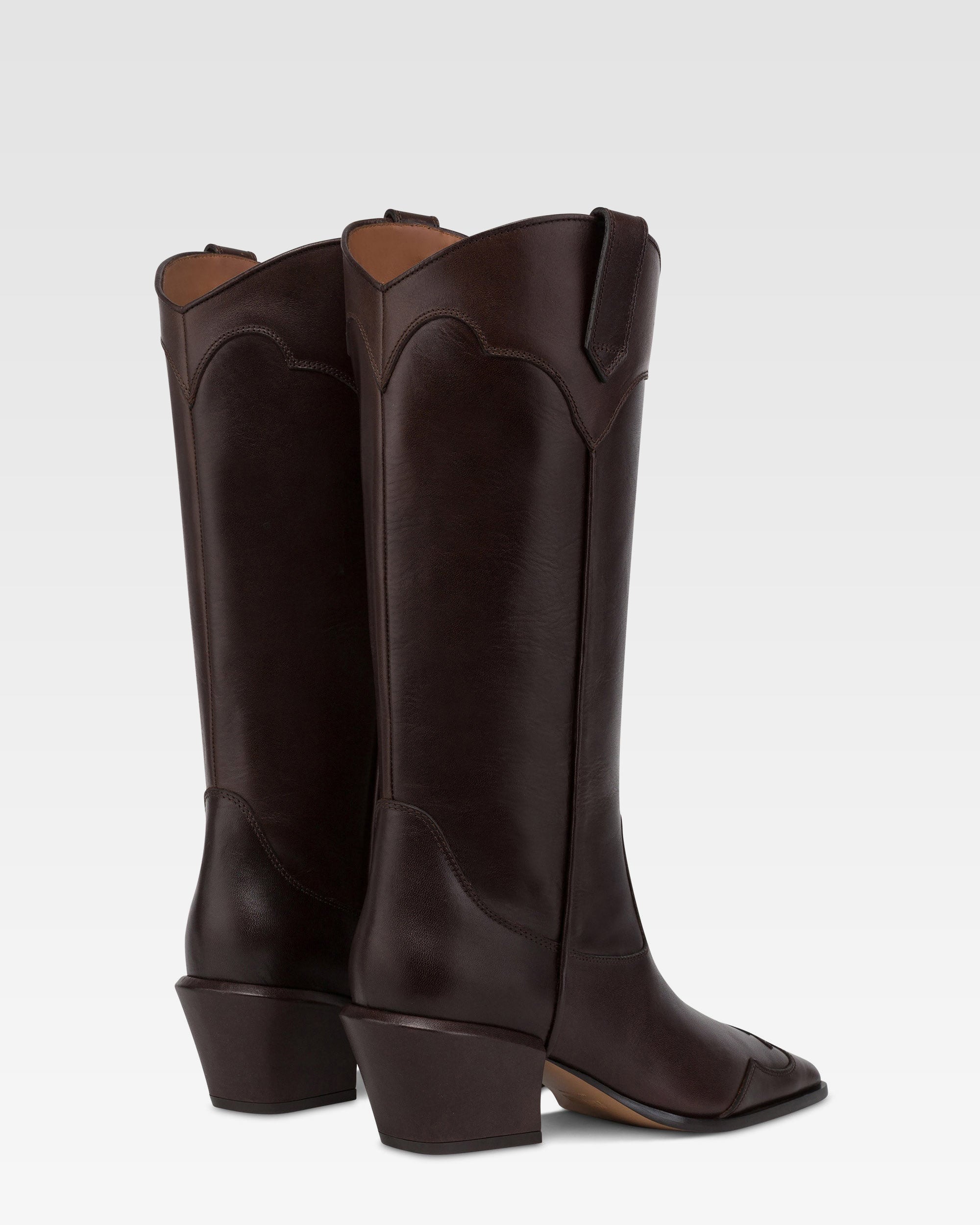 Boots in ebony calf leather.