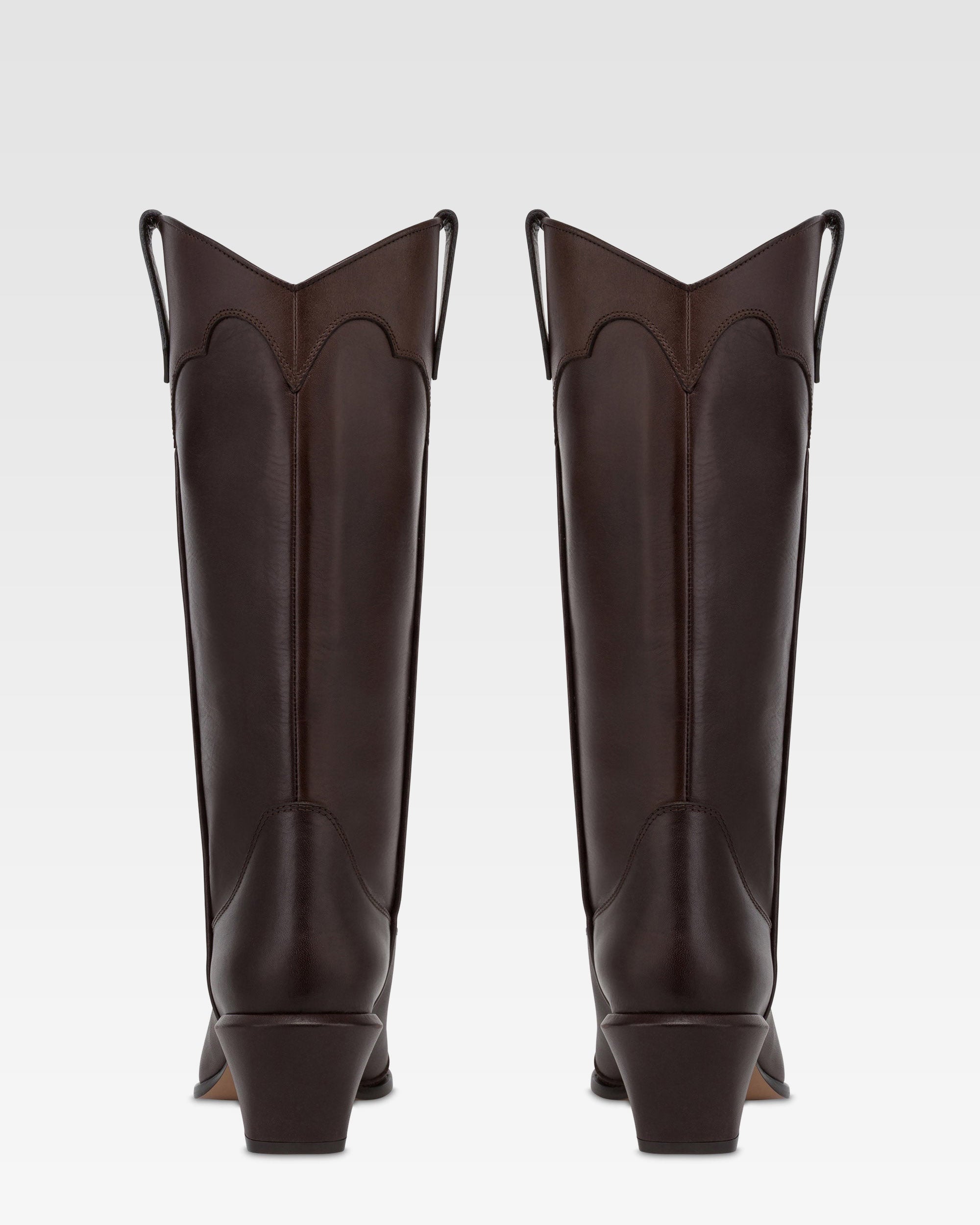 Boots in ebony calf leather.