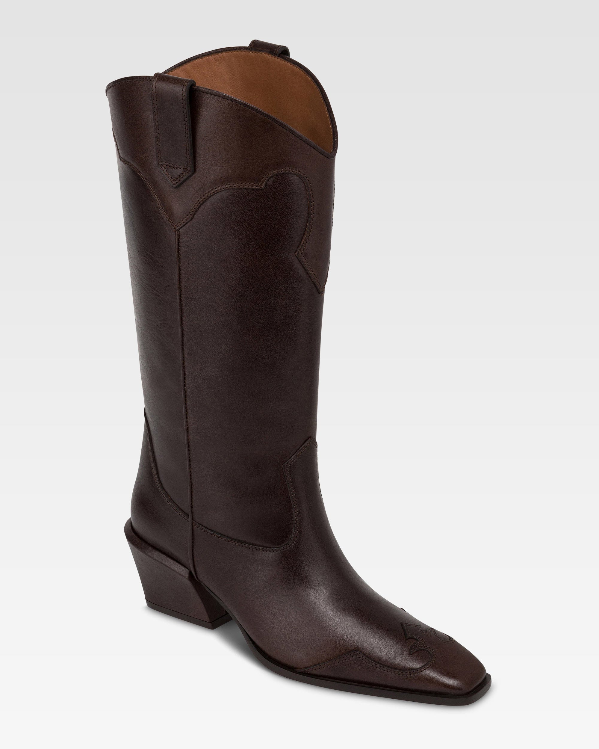 Boots in ebony calf leather.