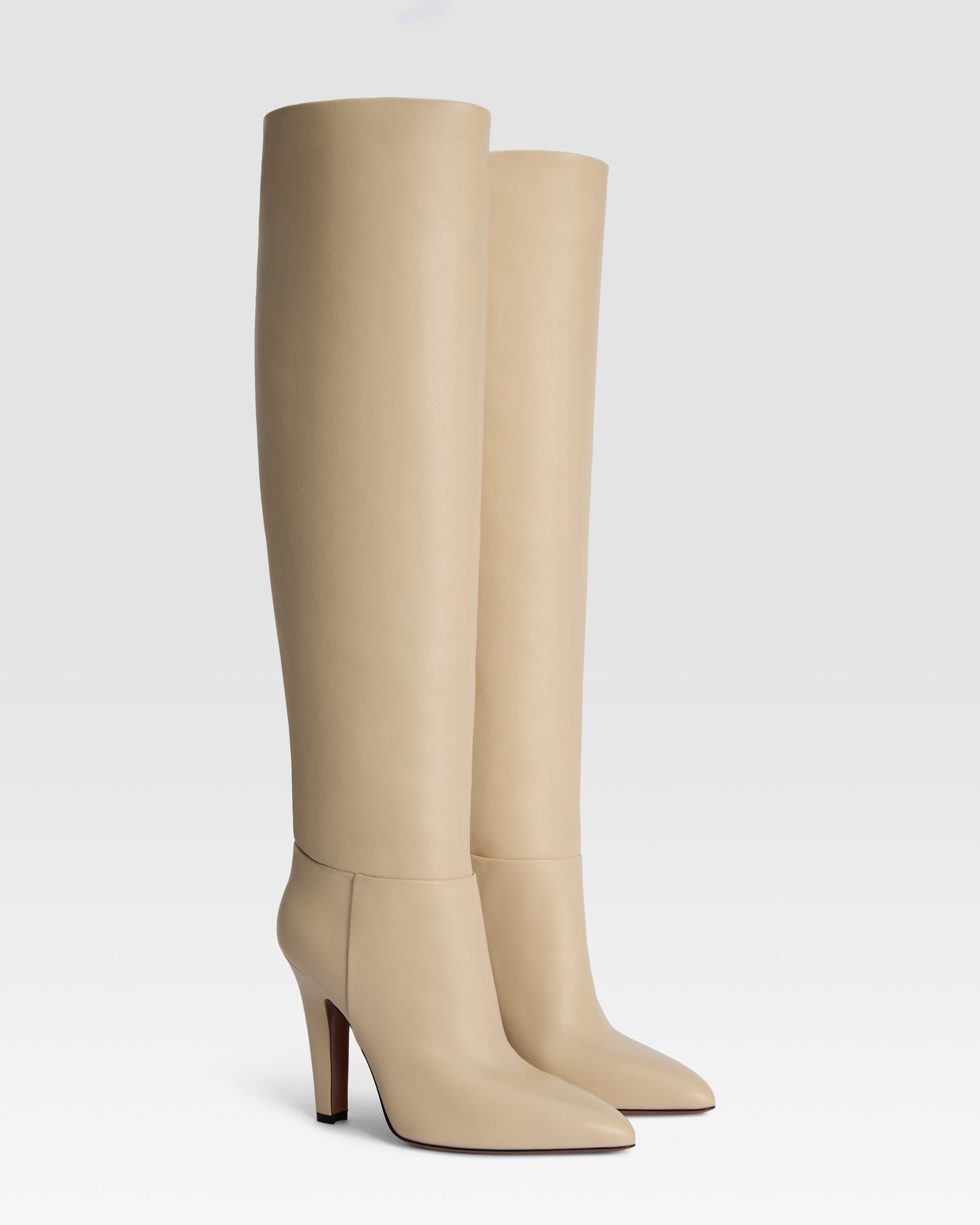 Botas de piel de color hueso