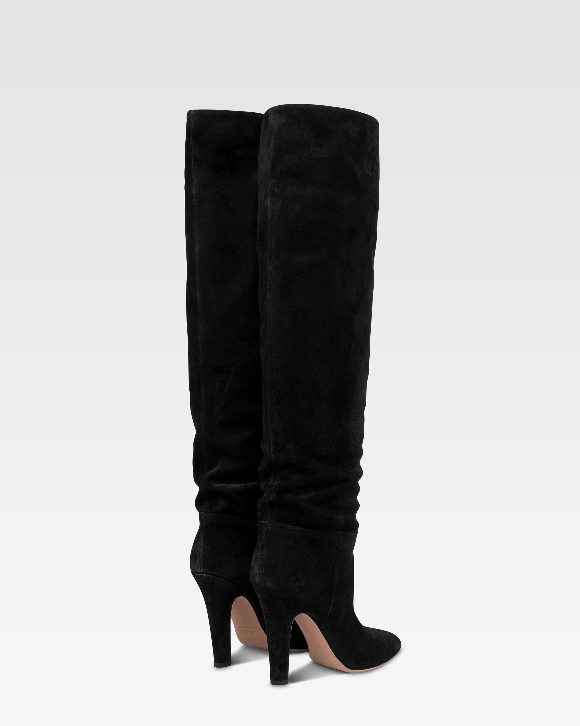 Boots in black calf suede leather.