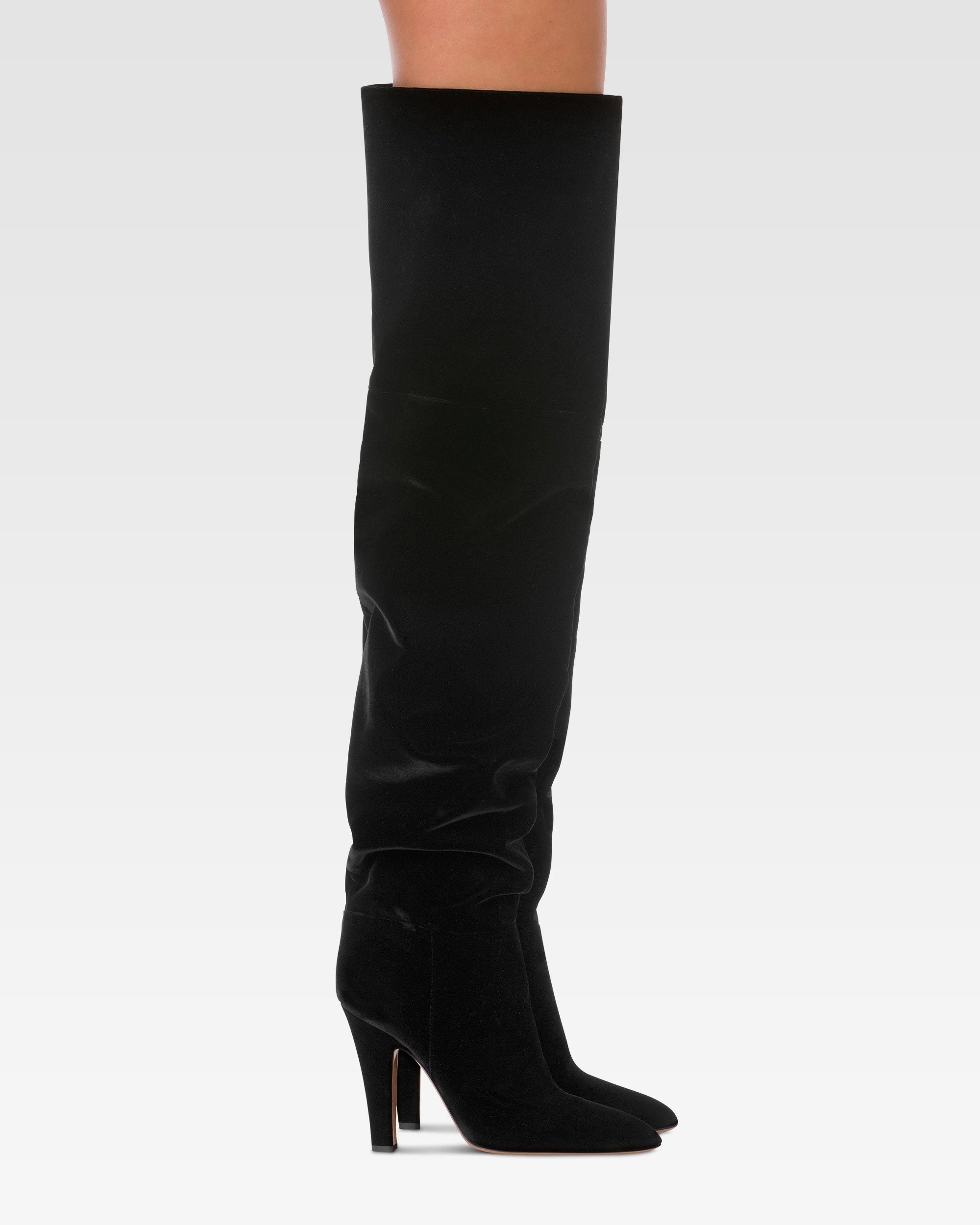 Over-the-knee boots in black velvet.