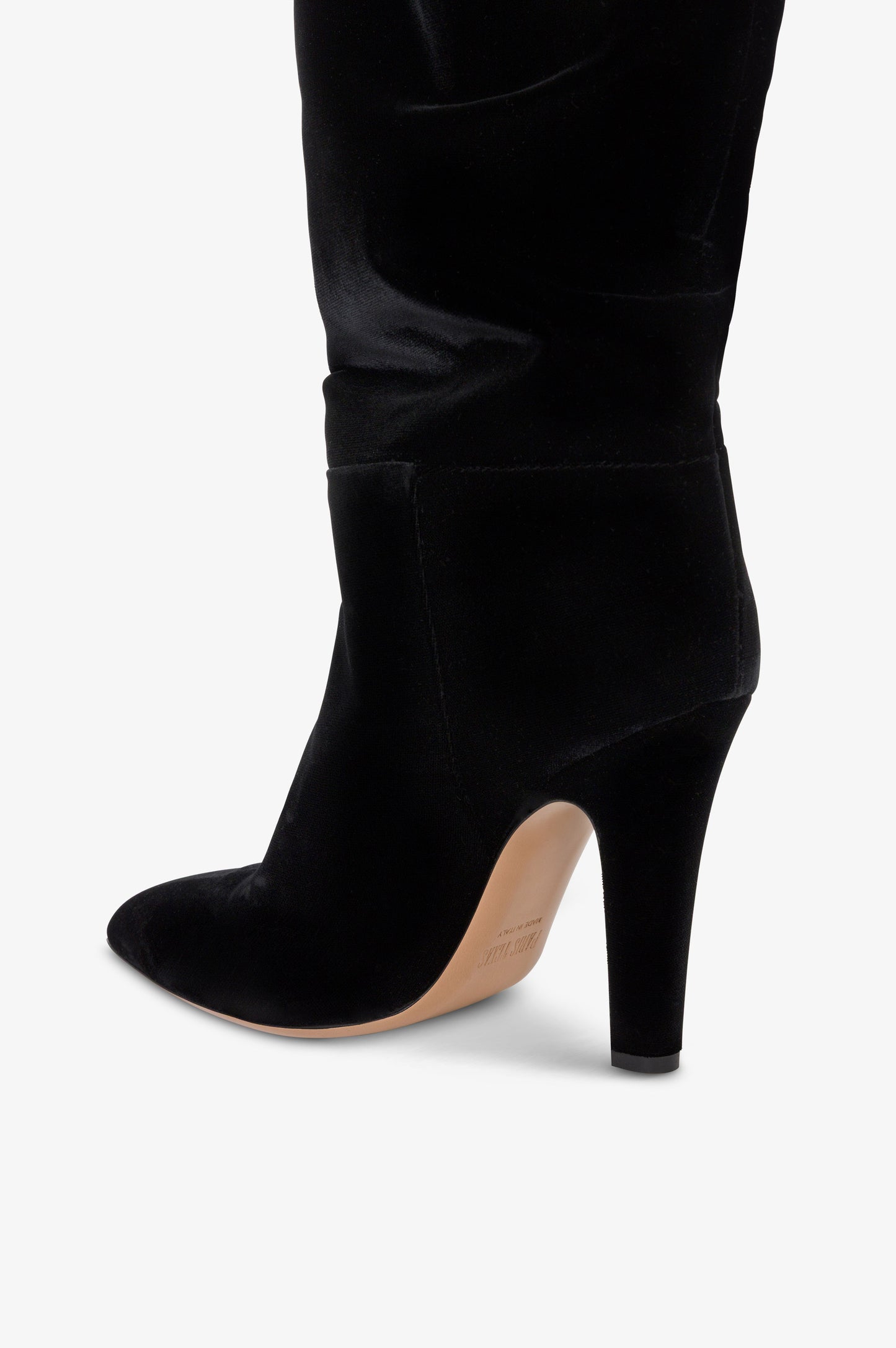 Kniehohe Stiefel aus schwarzem Samt.