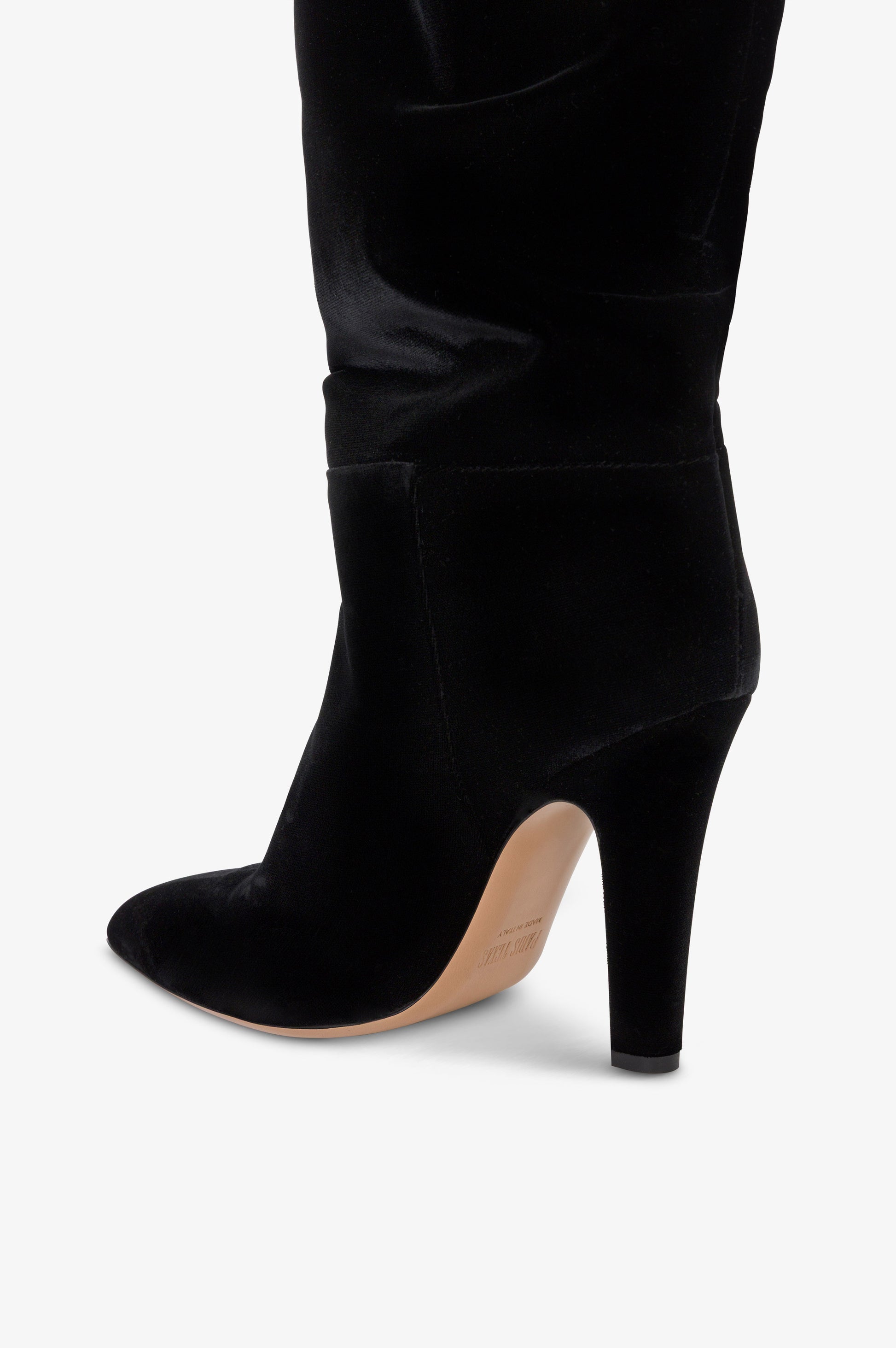 Kniehohe Stiefel aus schwarzem Samt.