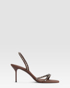 Sandalia slingback de crepe de saten con tachuelas bordadas