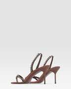 Sandalia slingback de crepe de saten con tachuelas bordadas
