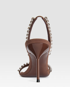 Sandalia slingback de crepe de saten con tachuelas bordadas