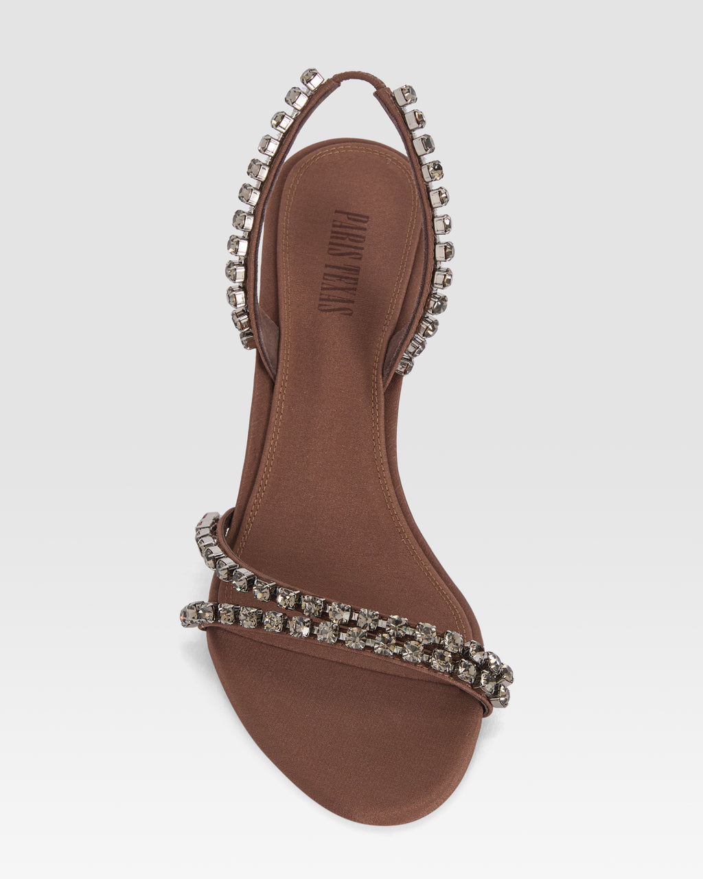 Sandalia slingback de crepe de saten con tachuelas bordadas