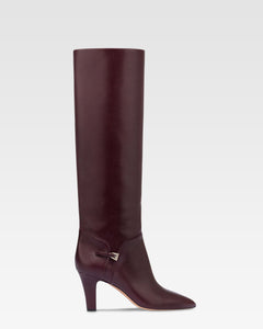 Boots in pinot noir calf leather.