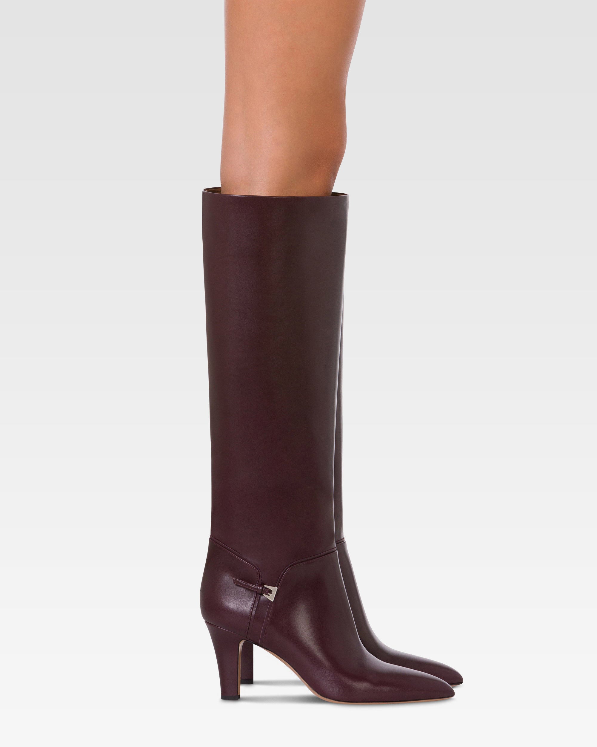 Boots in pinot noir calf leather.