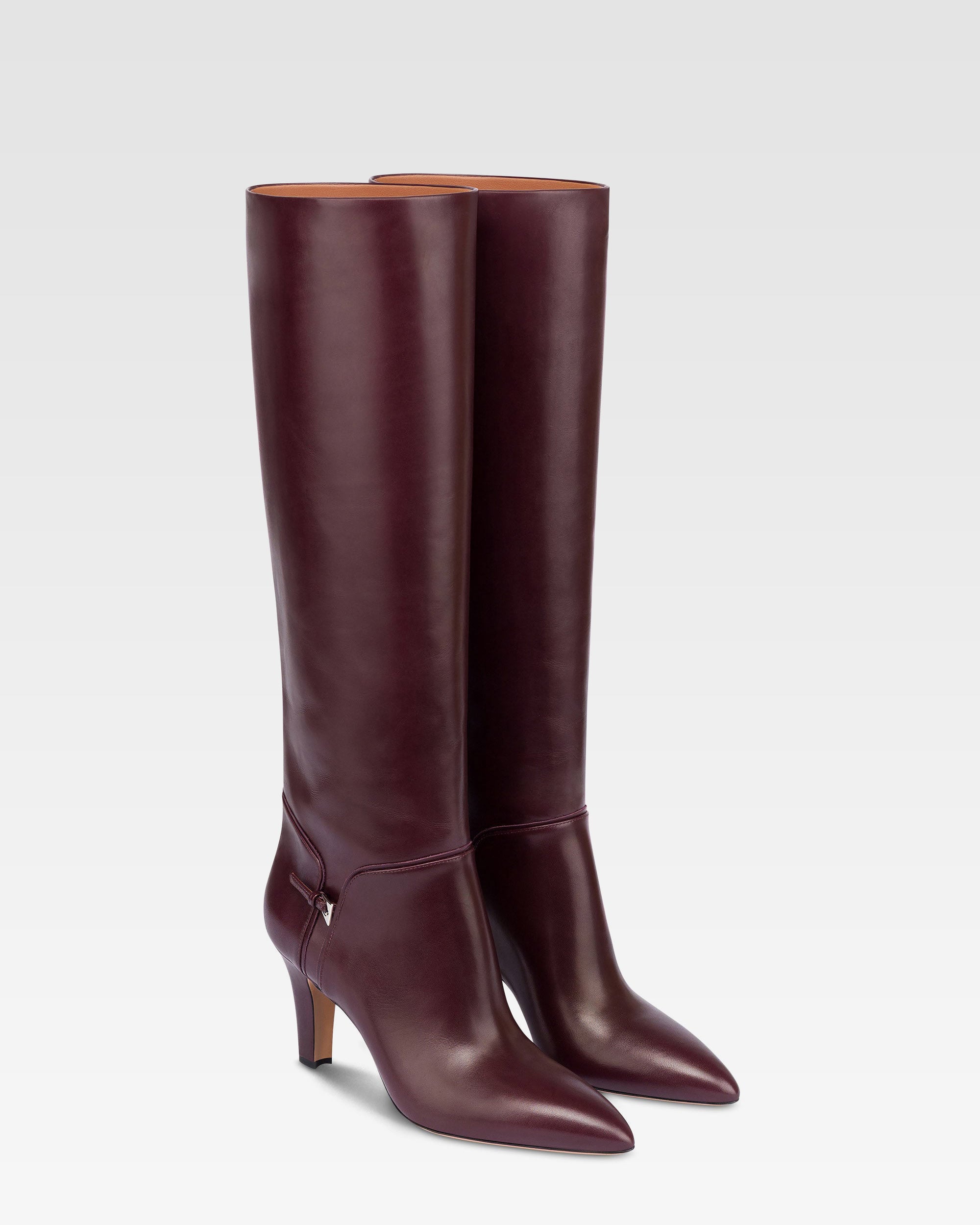 Boots in pinot noir calf leather.