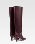 Boots in pinot noir calf leather.