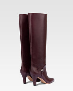 Boots in pinot noir calf leather.