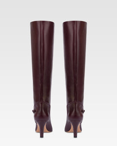 Boots in pinot noir calf leather.