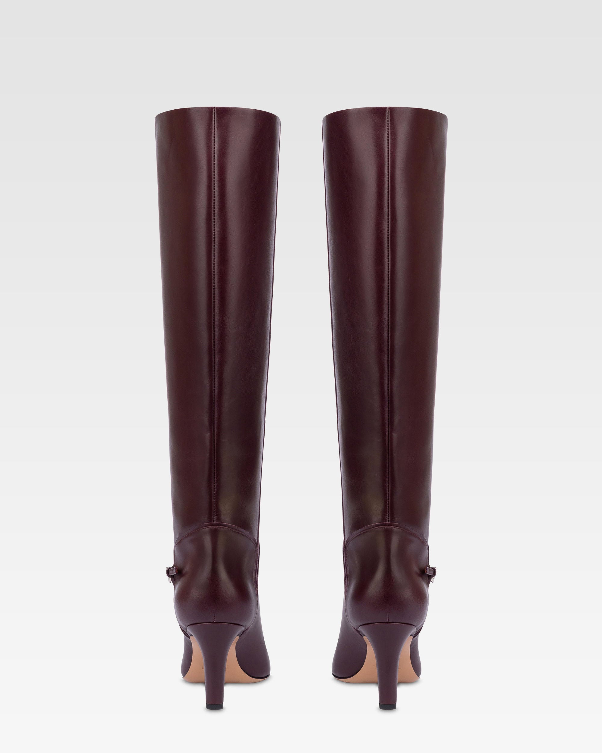 Boots in pinot noir calf leather.