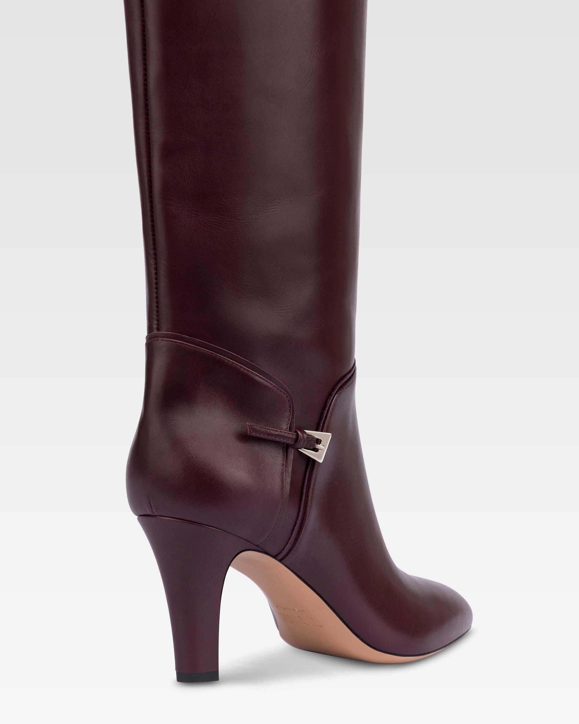 Boots in pinot noir calf leather.