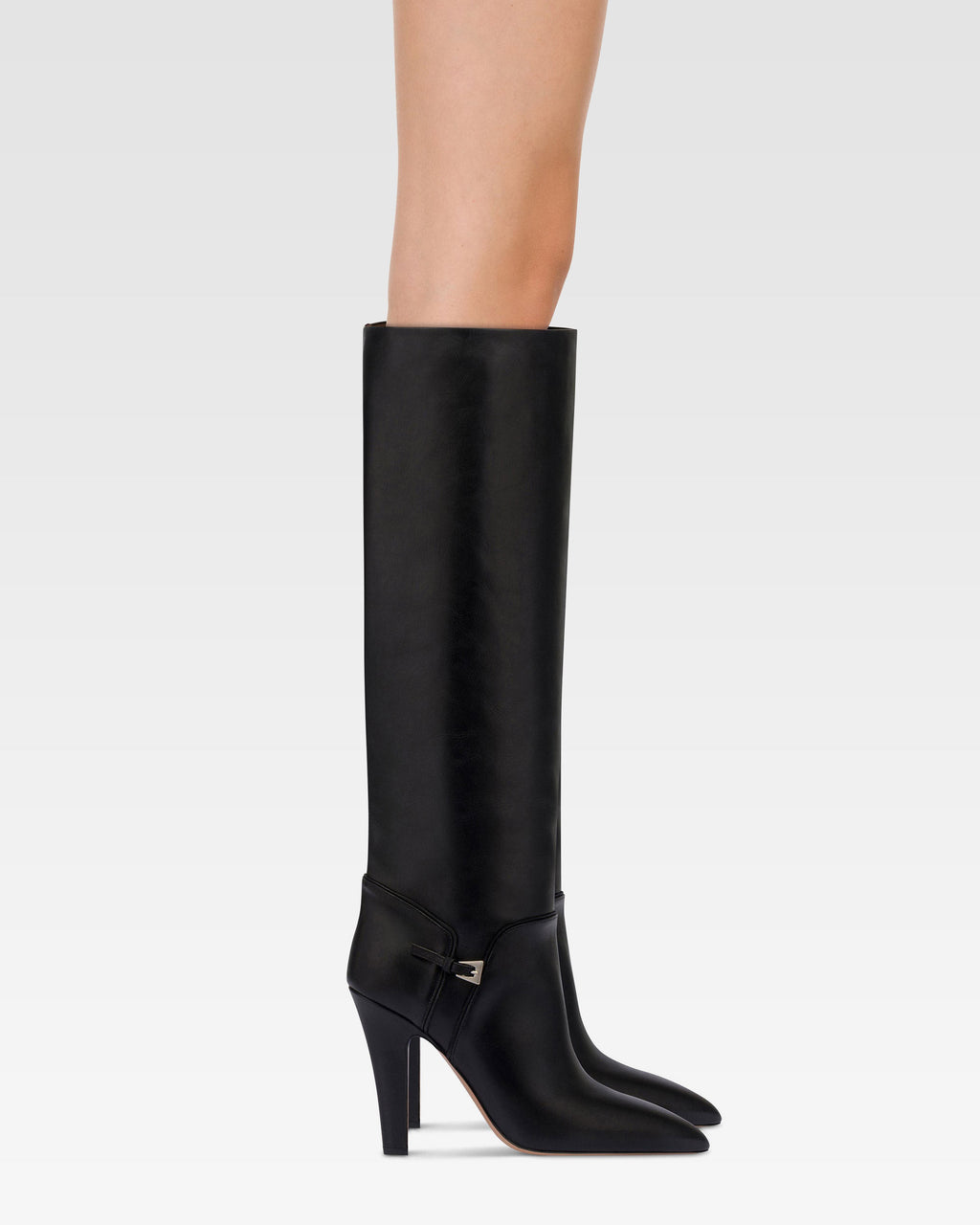 Boots in black calf leather.