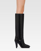 Boots in black calf leather.