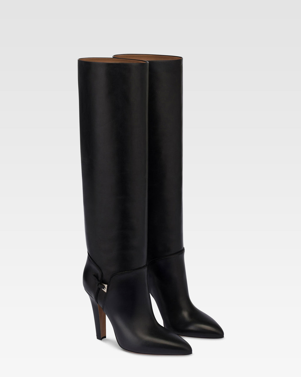 Boots in black calf leather.