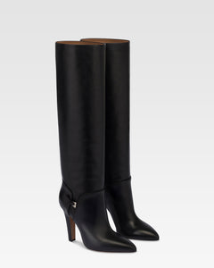 Boots in black calf leather.