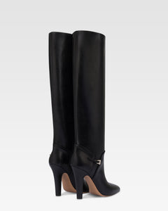 Boots in black calf leather.
