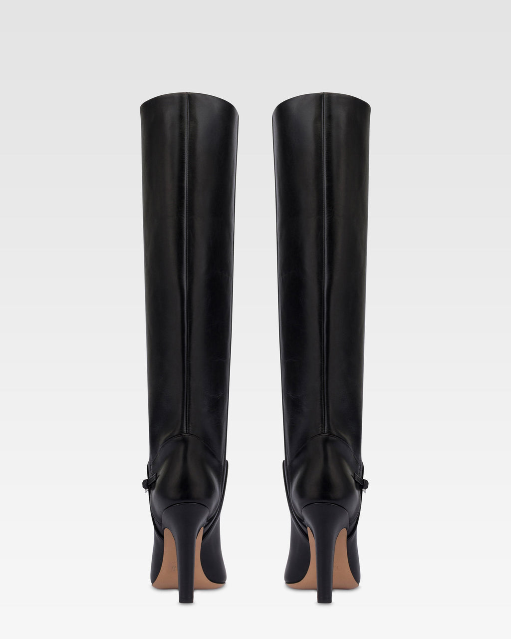 Boots in black calf leather.