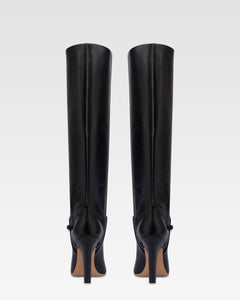 Boots in black calf leather.