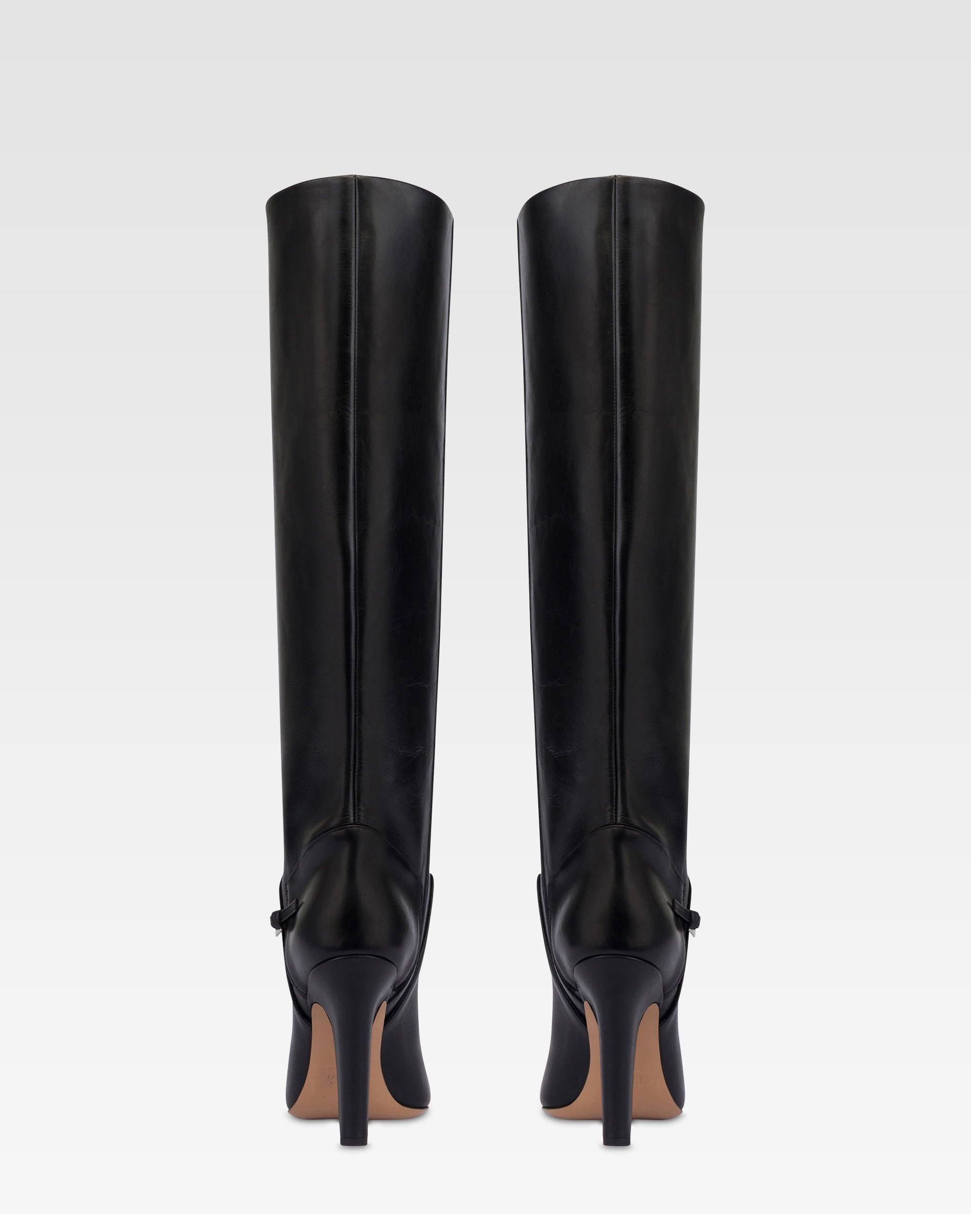 Boots in black calf leather.