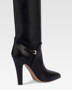 Boots in black calf leather.