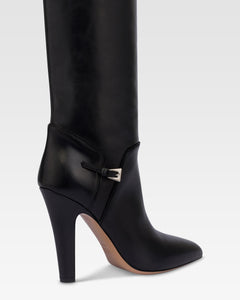 Boots in black calf leather.