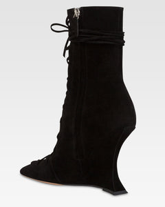 Ankle boots in black calf suede leather.