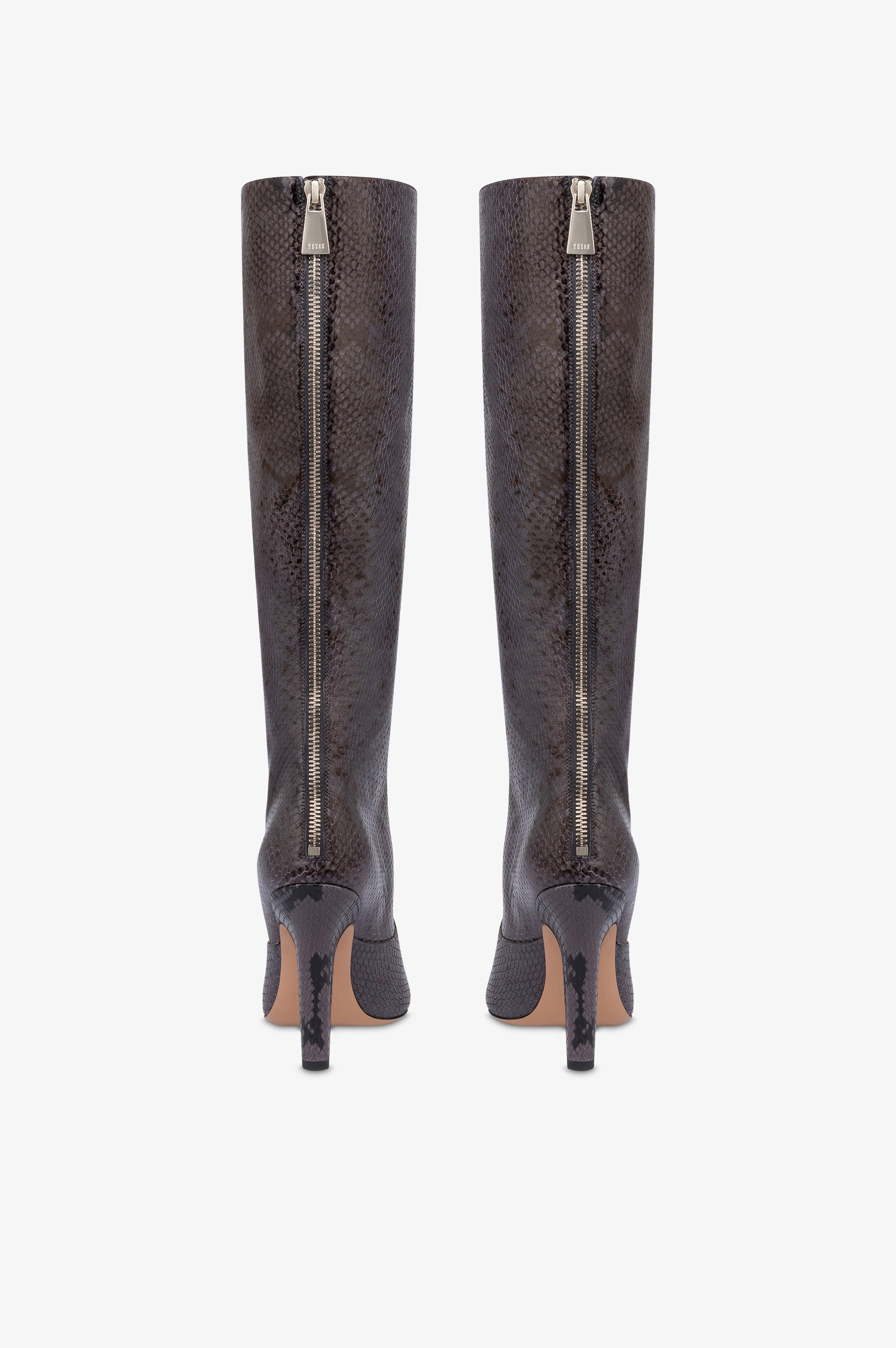 Botas de piel con estampado de serpiente de color ceniza.