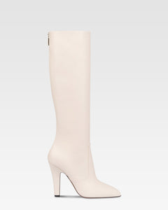 Boots in vanilla calf leather.