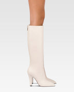 Boots in vanilla calf leather.