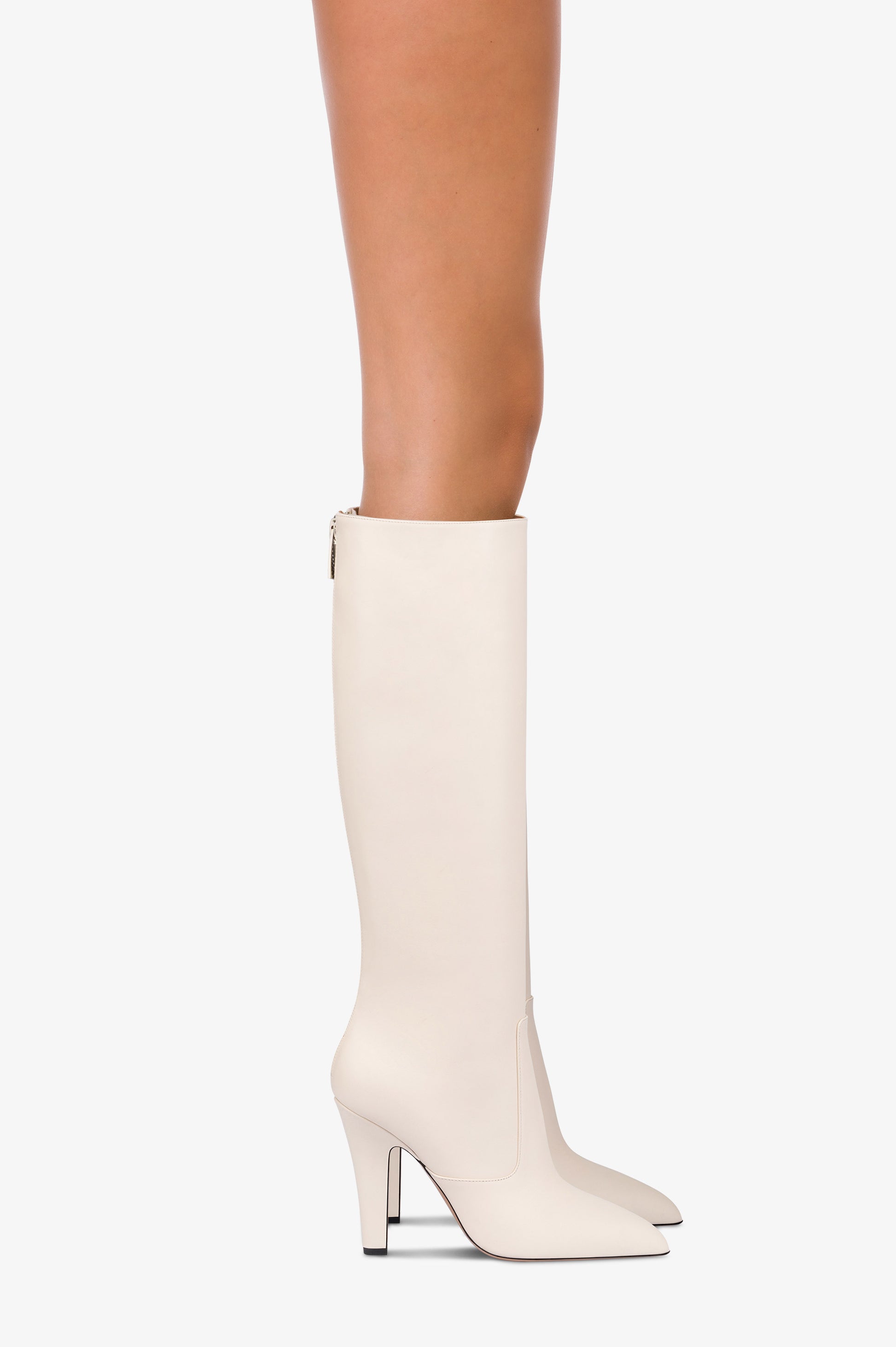 Boots in vanilla calf leather.
