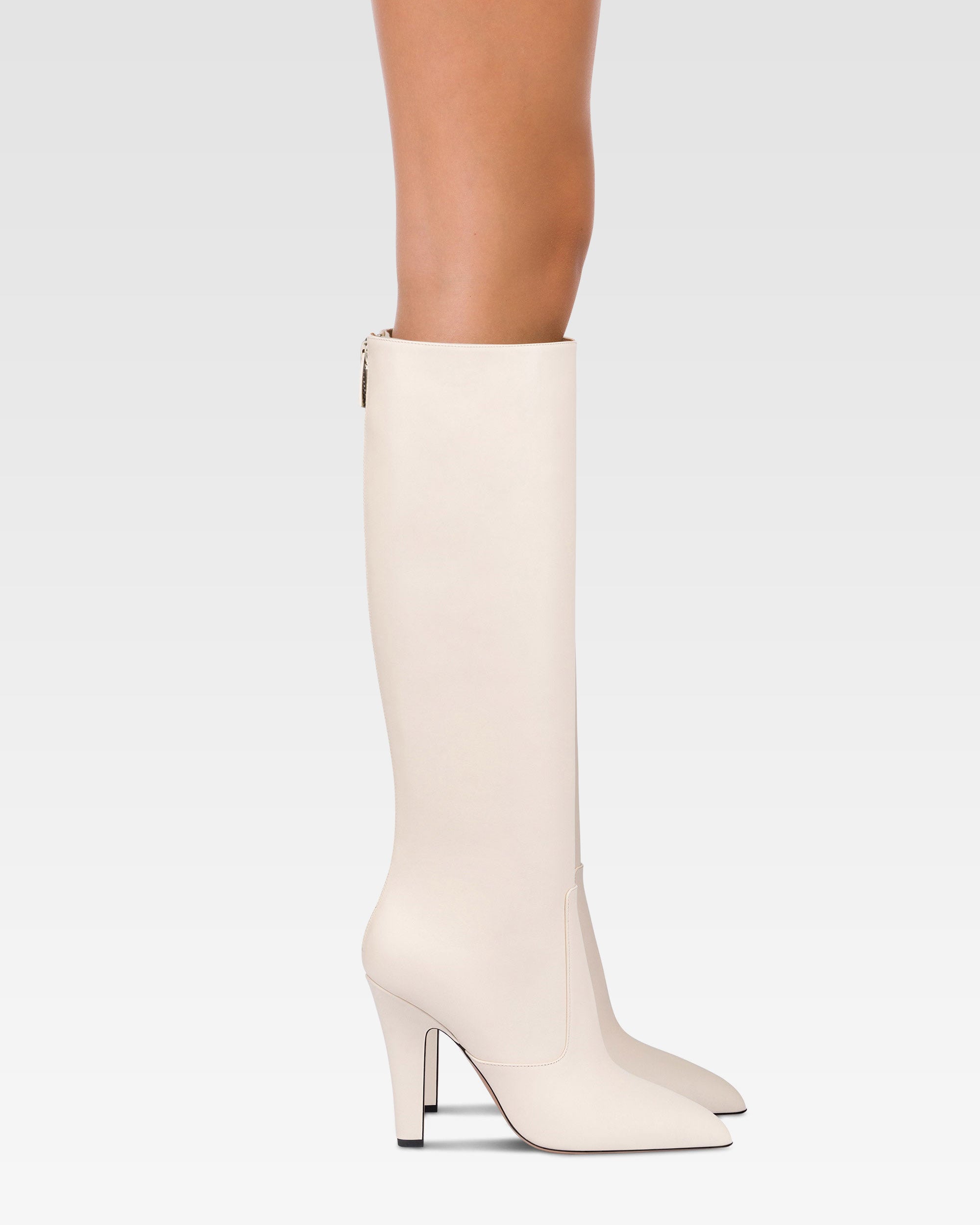 Boots in vanilla calf leather.