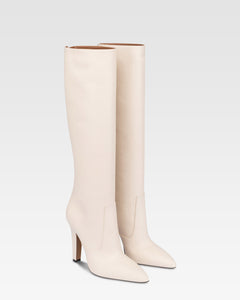 Boots in vanilla calf leather.