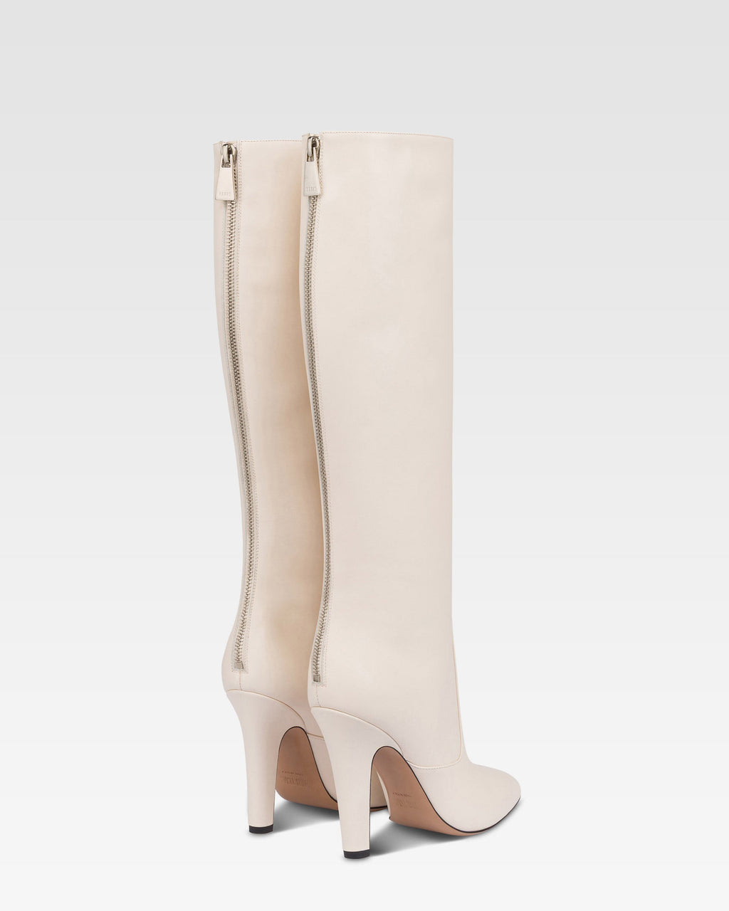 Boots in vanilla calf leather.