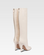 Boots in vanilla calf leather.