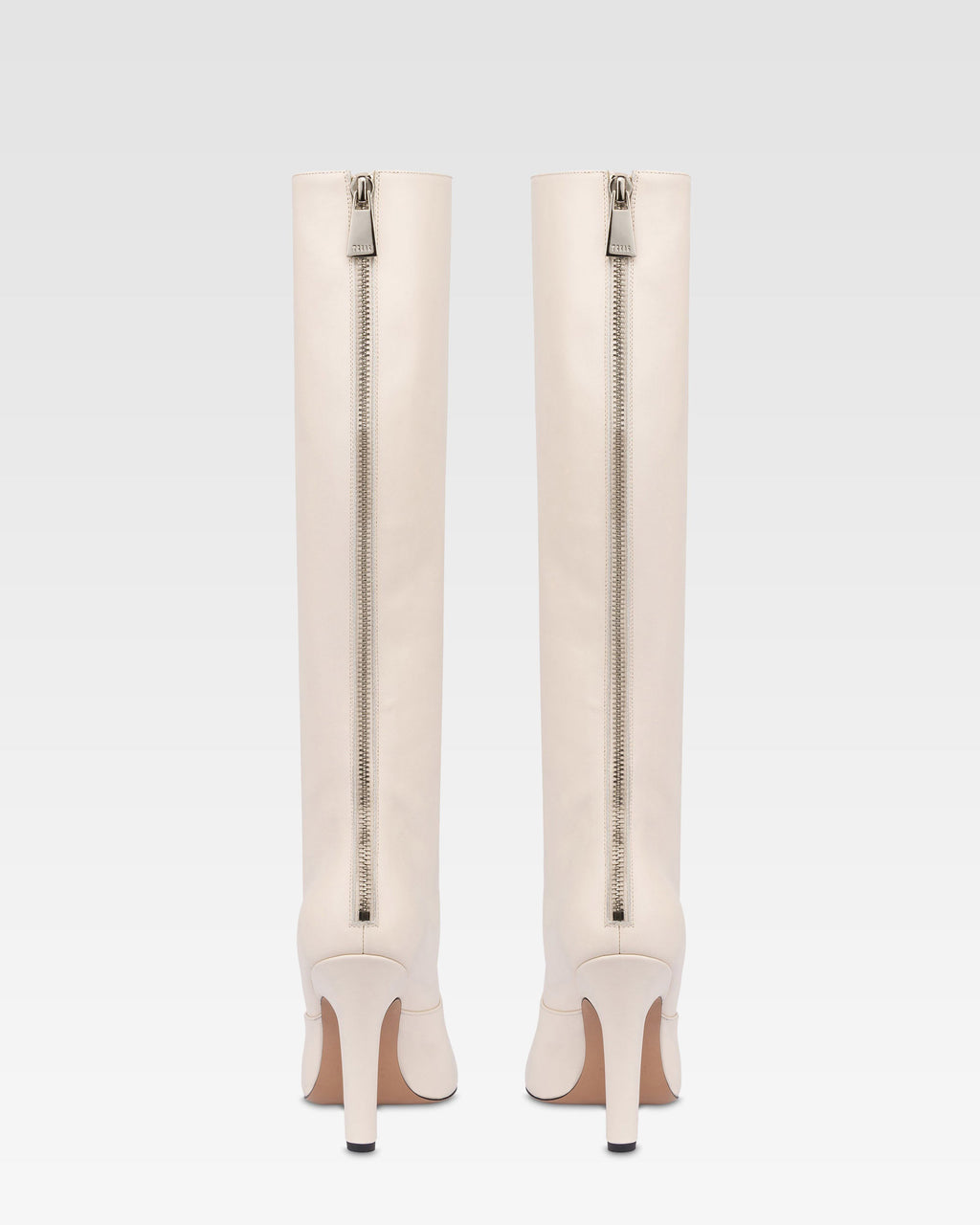 Boots in vanilla calf leather.