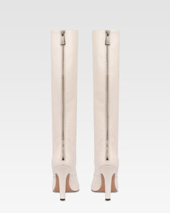 Boots in vanilla calf leather.