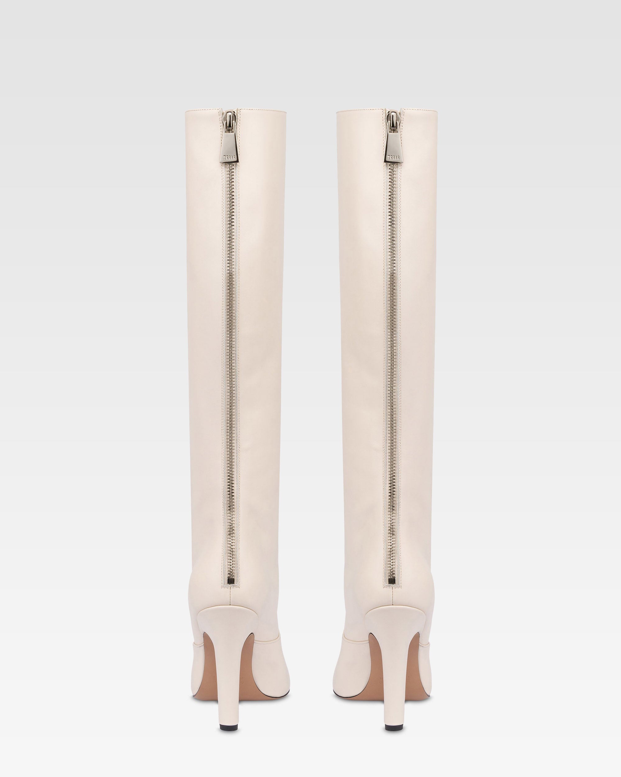 Boots in vanilla calf leather.