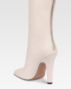 Boots in vanilla calf leather.