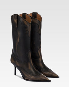 Botas de piel cepillada de color negro.