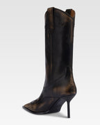 Botas de piel cepillada de color negro.