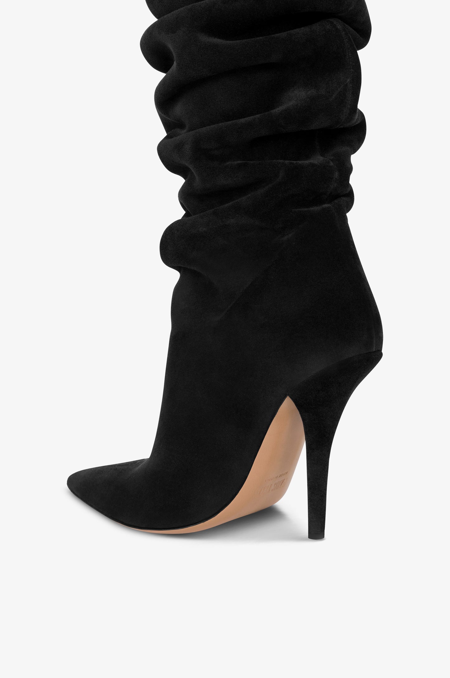 Kniehohe Stiefel aus schwarzem Wildleder.